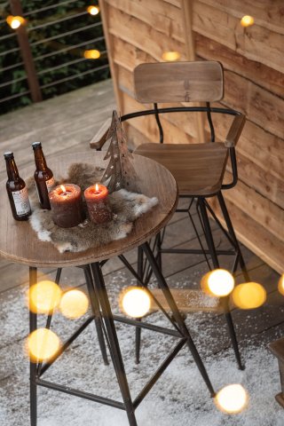 Tabouret de bar bistro TROB en métal noir et bois naturel.
